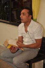 Rahul Bose at Celebrate Bandra book reading for kids in D Monte Park on 12th Nov 2011 (7).JPG